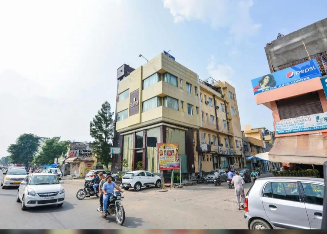 Hotel Opulence Pathankot Ngoại thất bức ảnh